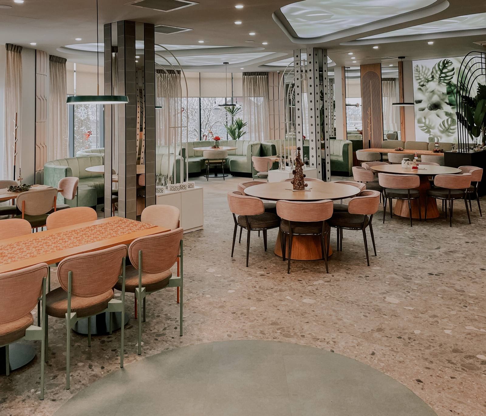 Salonul restaurantului văzut dinspre intrare